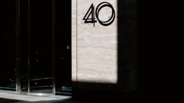 Psychologia ciała w wieku średnim – jak zmiany fizyczne wpływają na postrzeganie siebie i samoocenę?