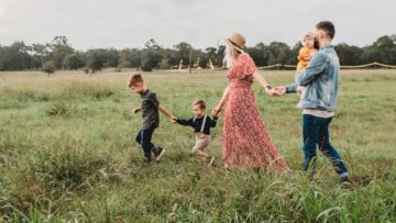 Relacje rodzinne i społeczne – jak pielęgnować bliskość po 40-tce