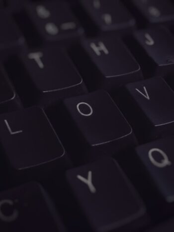 Portale randkowe vs realne życie — jak powrót do spotkań offline odmienia relacje