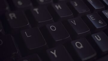 Portale randkowe vs realne życie — jak powrót do spotkań offline odmienia relacje