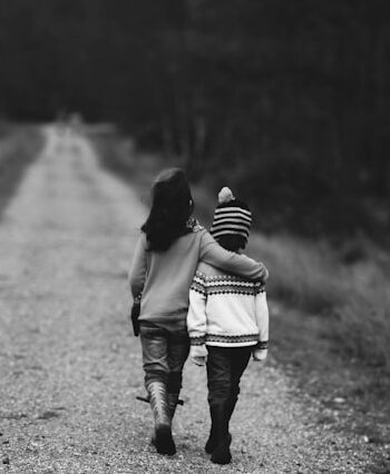 Nowe znajomości po czterdziestce – dlaczego trudniej nam zaufać, ale bardziej doceniamy relacje