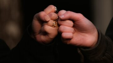 Nowe znajomości po czterdziestce – dlaczego trudniej nam zaufać, ale bardziej doceniamy relacje