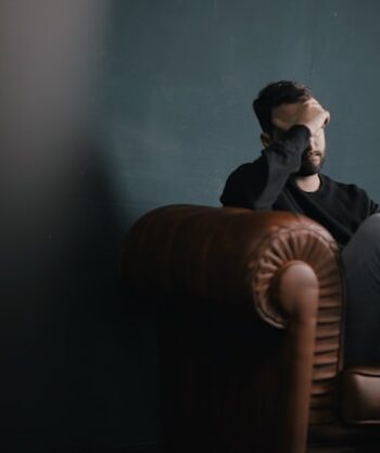 Wpływ zmęczenia egzystencjalnego na relacje partnerskie w średnim wieku